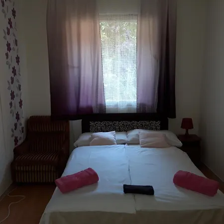 Pero Apartman Panzio * Ντέμπρετσεν