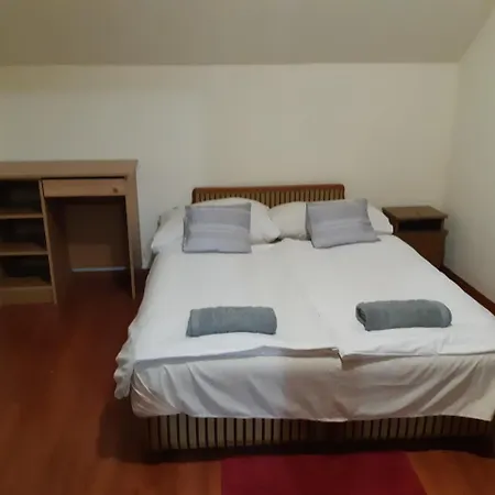Pero Apartman Panzio Bed and Breakfast Ντέμπρετσεν