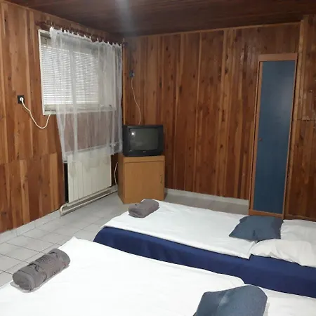 Pero Apartman Panzio * Ντέμπρετσεν