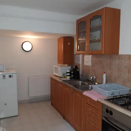 Pero Apartman Panzio Bed and Breakfast