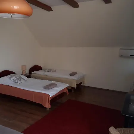 Pero Apartman Panzio Bed and Breakfast Ντέμπρετσεν